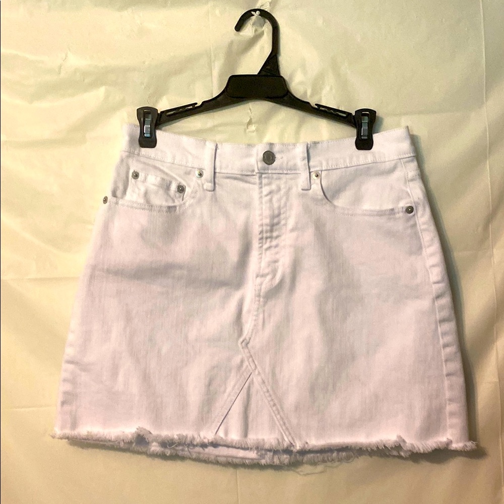 GAP White Mini Pencil Skirt Casual. 98% cotton 2% spandex. Raw hem. Mark on back